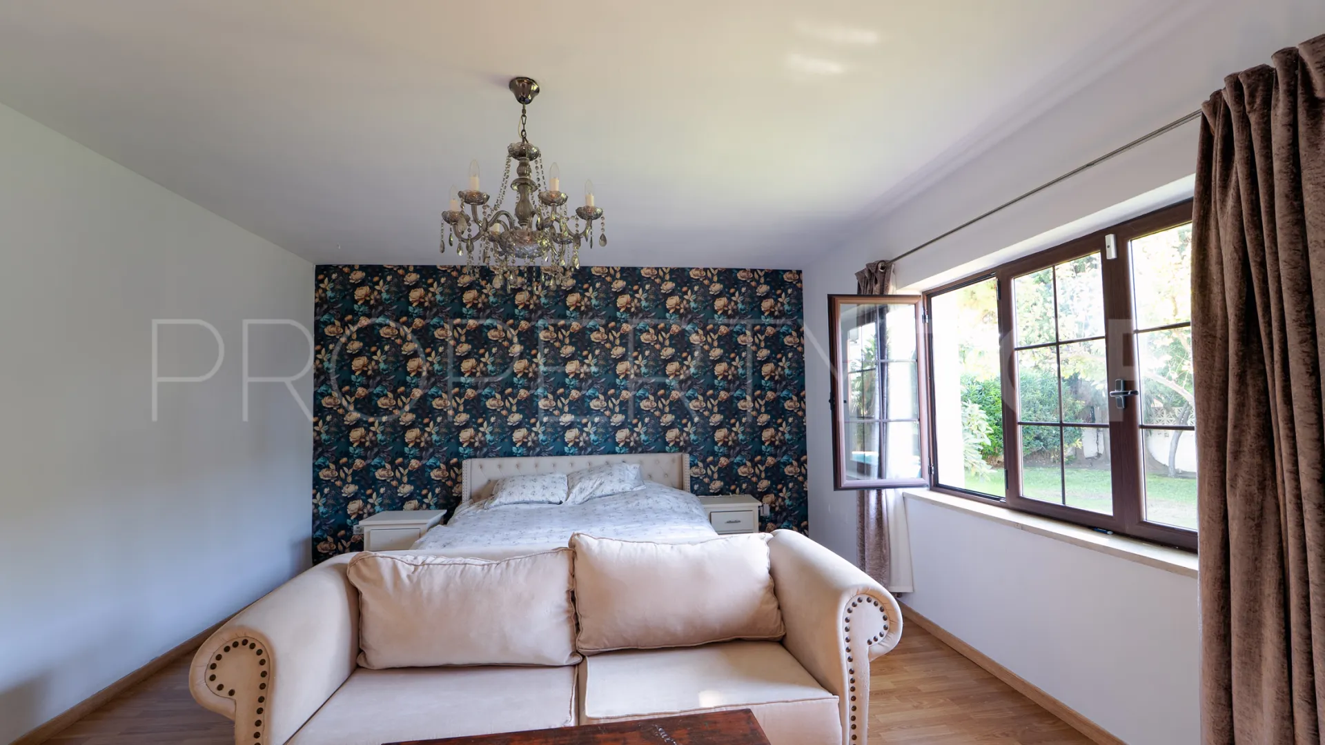 Comprar villa con 8 dormitorios en Marbesa