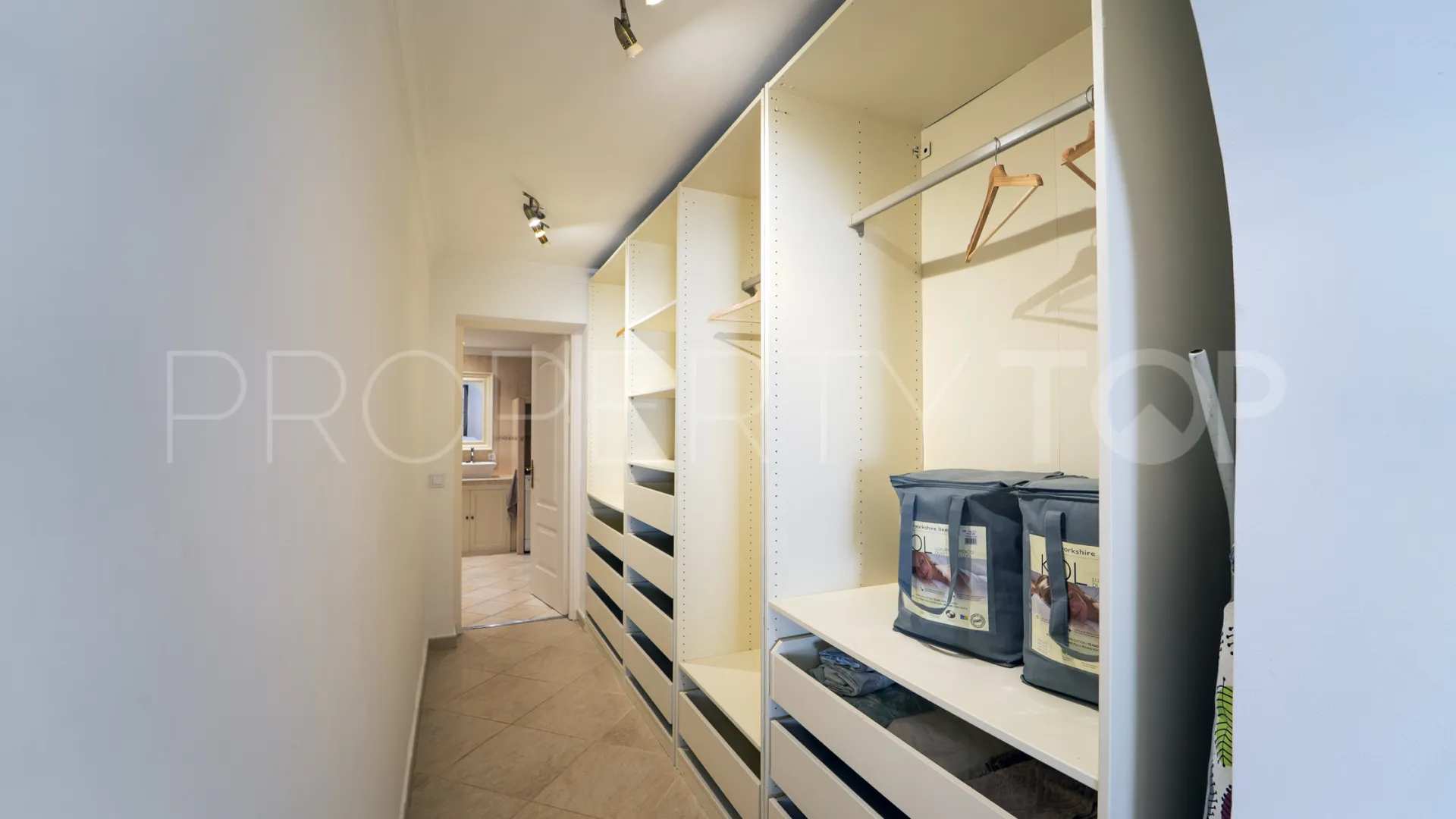 Comprar villa con 8 dormitorios en Marbesa