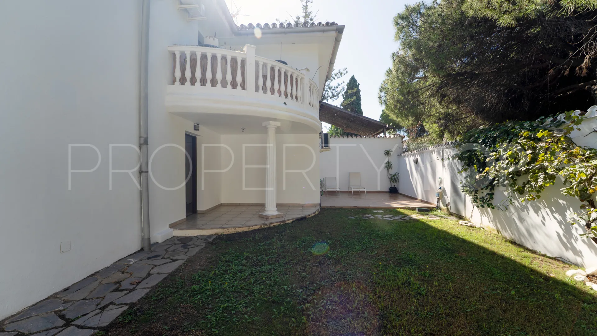 Comprar villa con 8 dormitorios en Marbesa