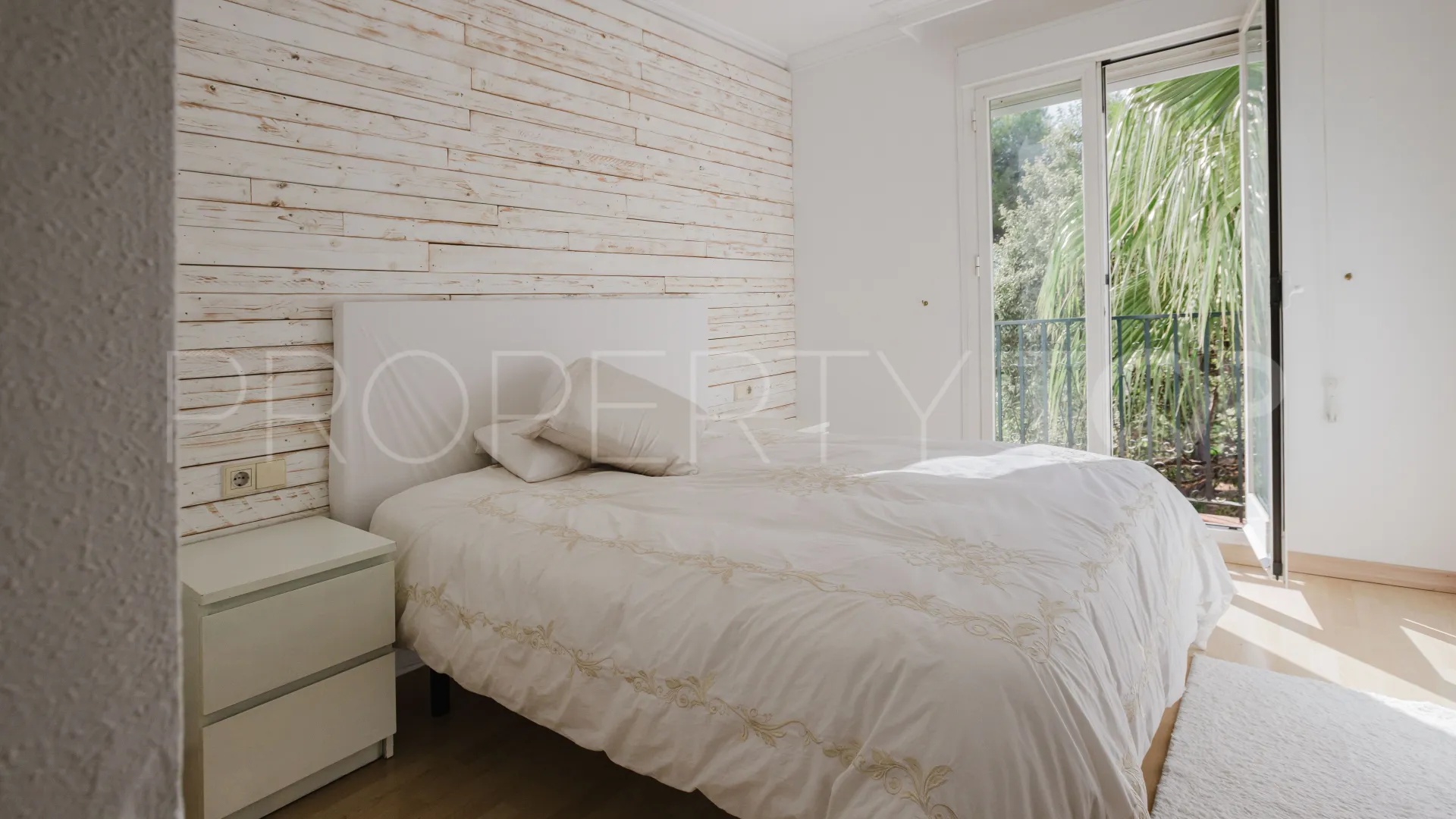 Comprar apartamento en Los Pinos de Nagüeles con 3 dormitorios