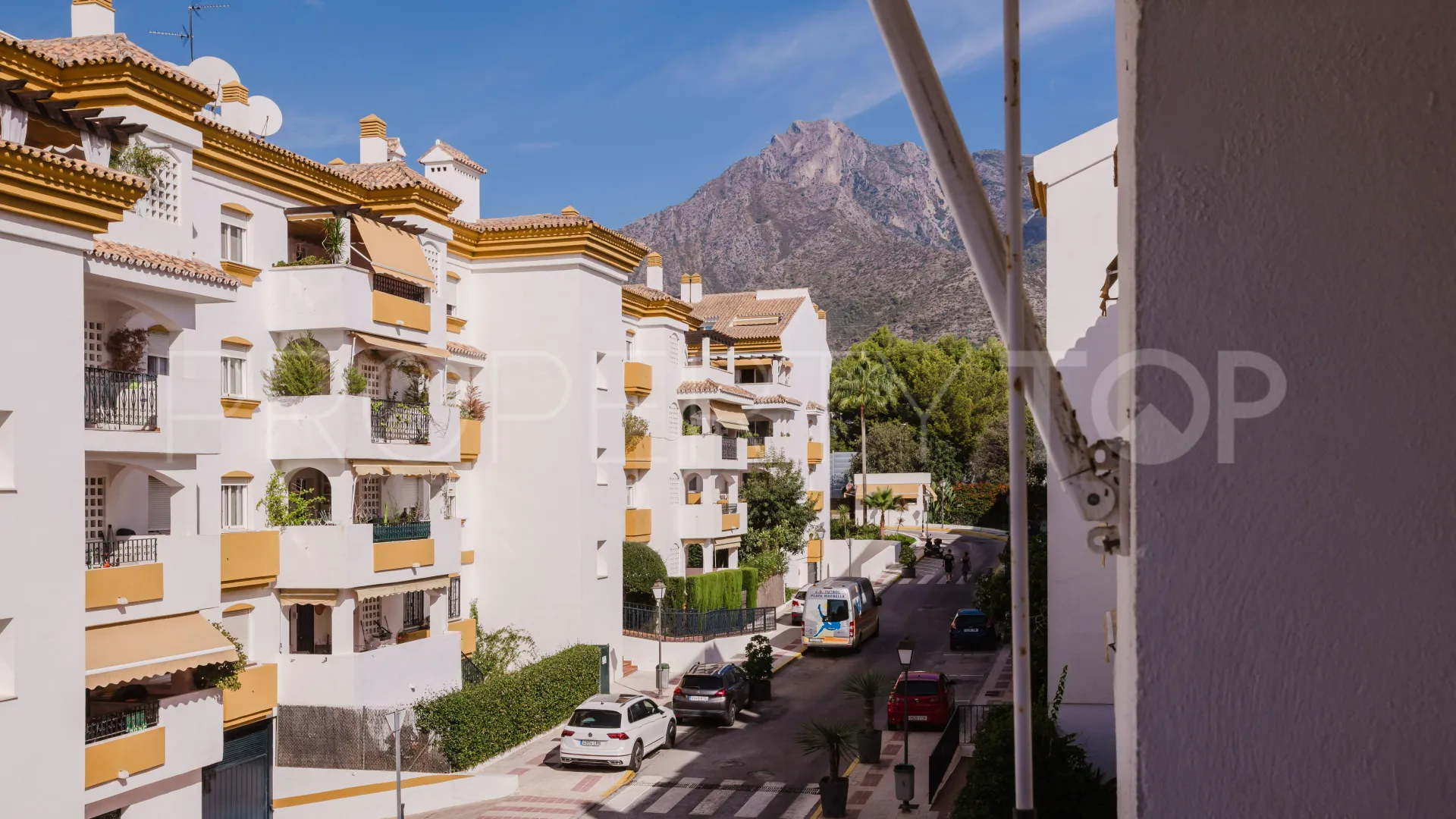 Comprar apartamento en Los Pinos de Nagüeles con 3 dormitorios