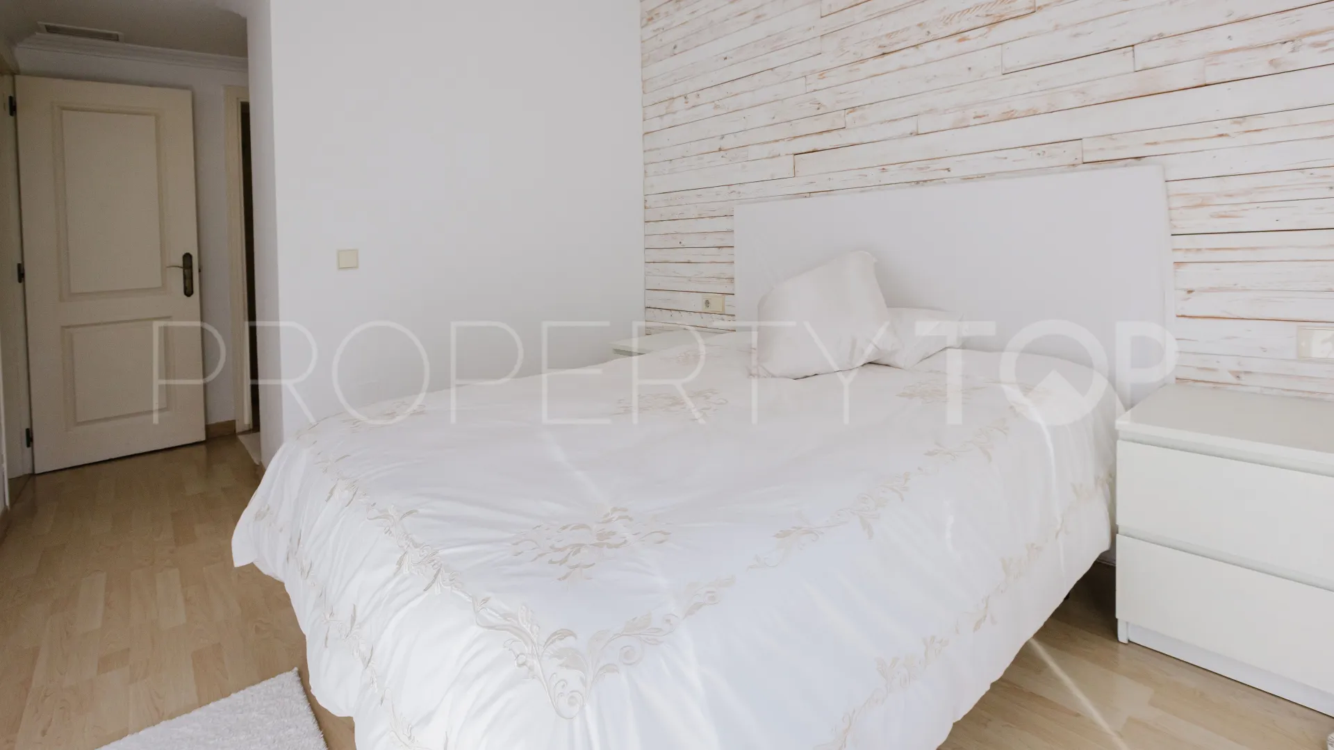 Comprar apartamento en Los Pinos de Nagüeles con 3 dormitorios