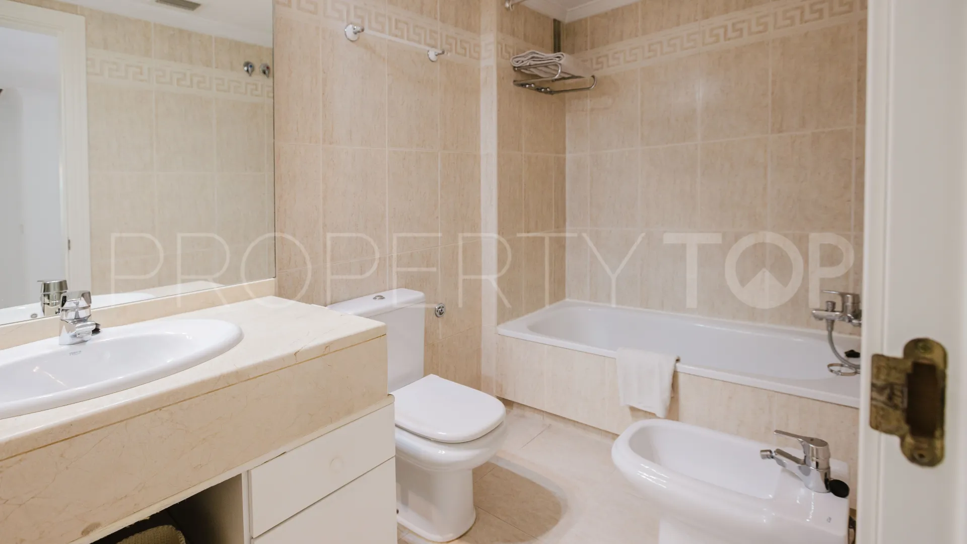Comprar apartamento en Los Pinos de Nagüeles con 3 dormitorios