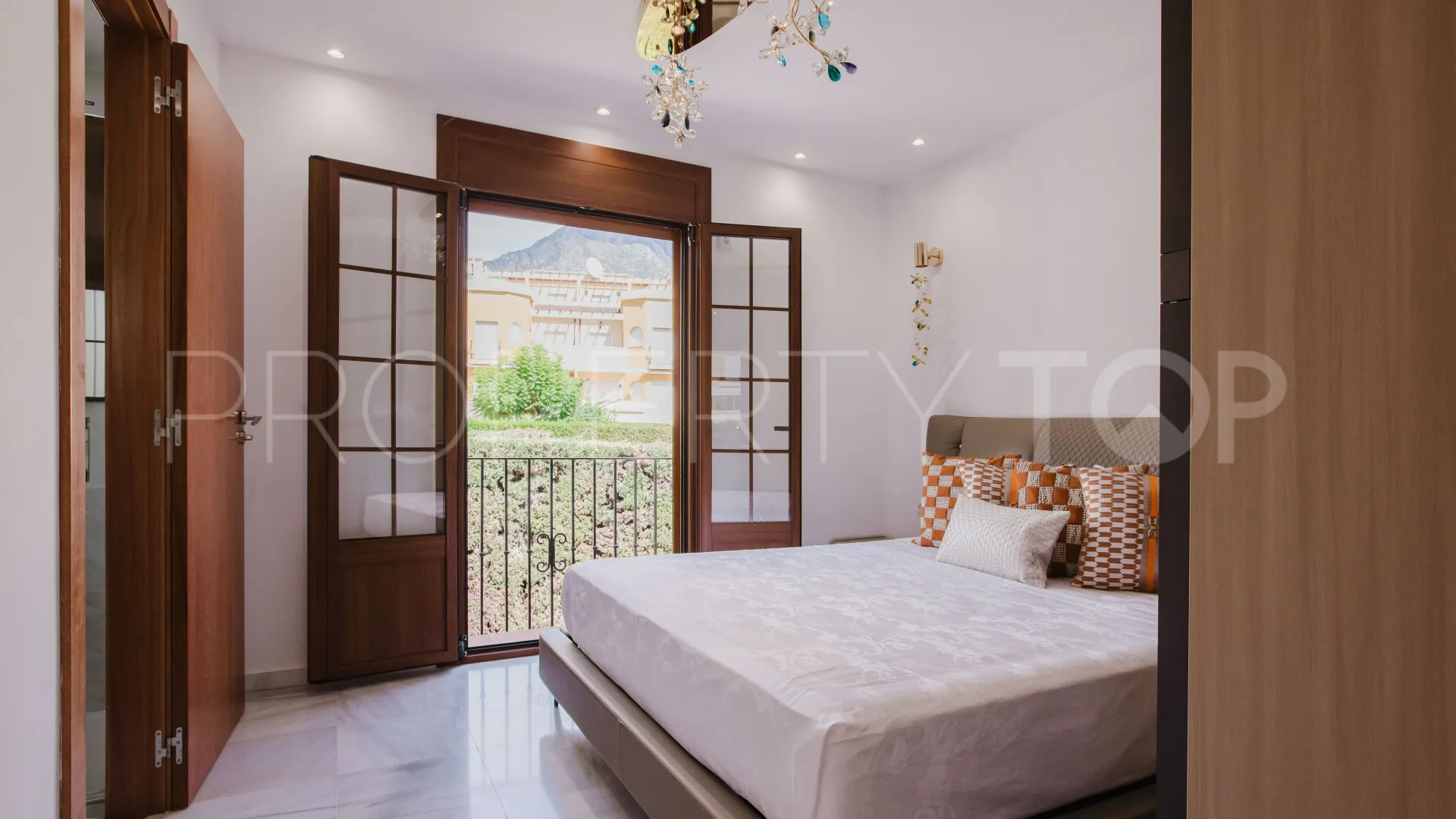 Town house for sale in Montepiedra