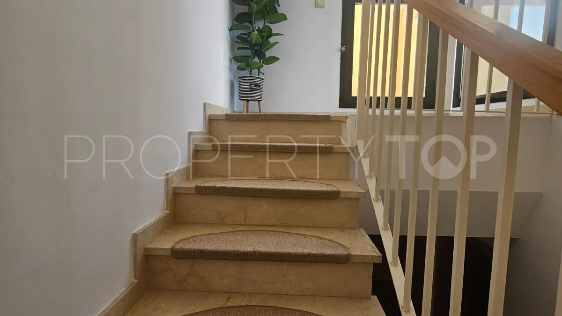Se vende adosado en Estepona Este con 3 dormitorios