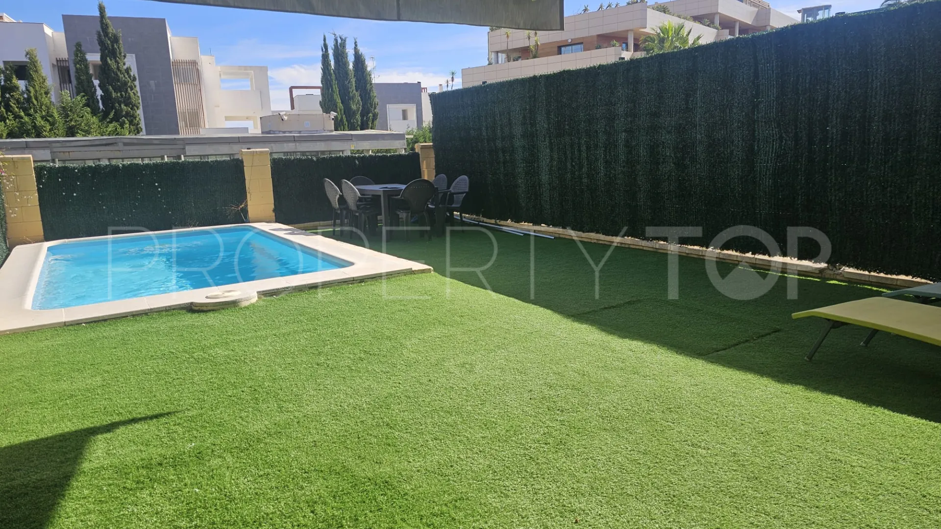 Se vende adosado en Estepona Este con 3 dormitorios