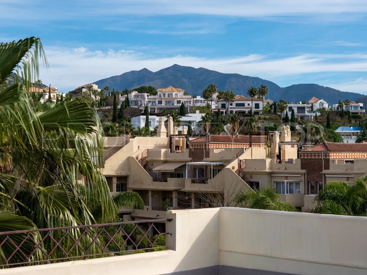 Ático de 2 dormitorios en venta en Benahavis