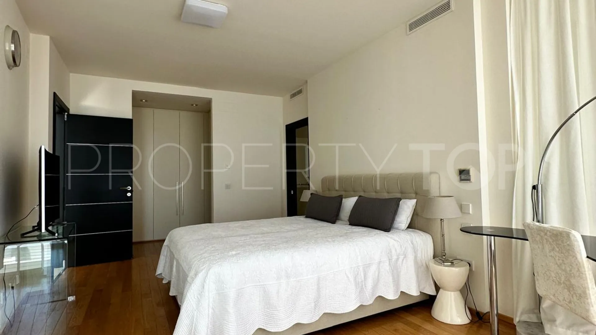 For sale Marbella Golden Mile town house with 5 bedrooms