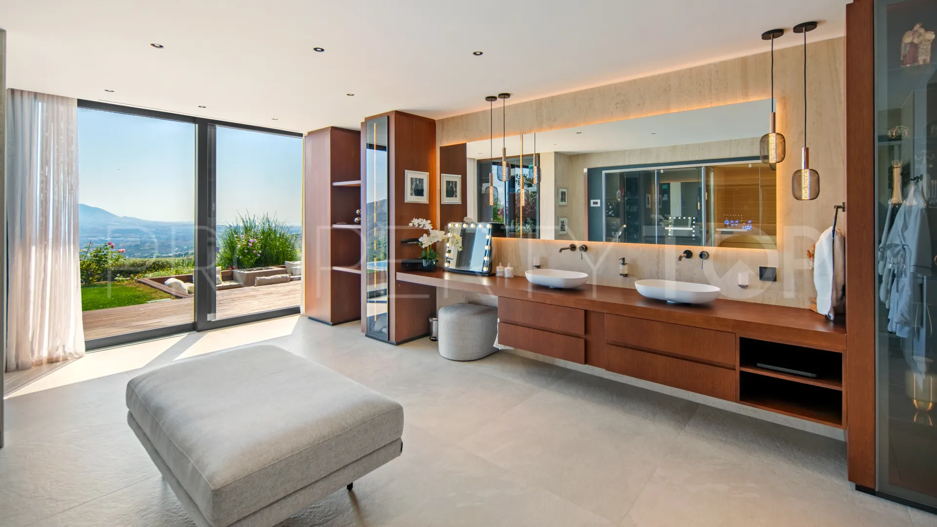 Villa for sale in Marbella East with 6 bedrooms