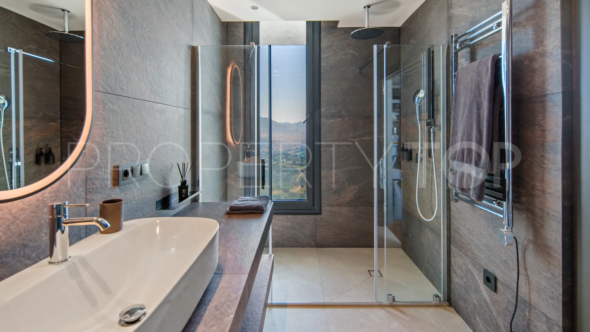 Villa for sale in Marbella East with 6 bedrooms