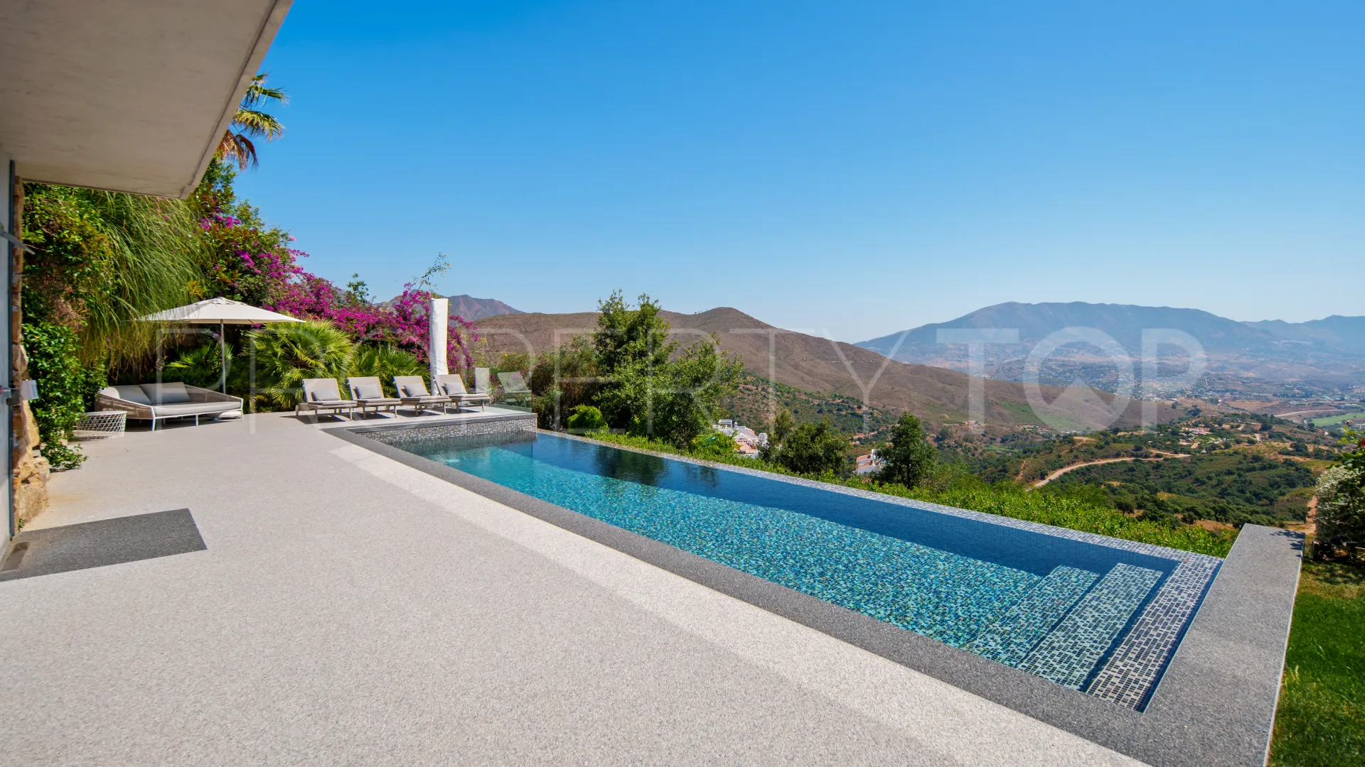 Villa for sale in Marbella East with 6 bedrooms