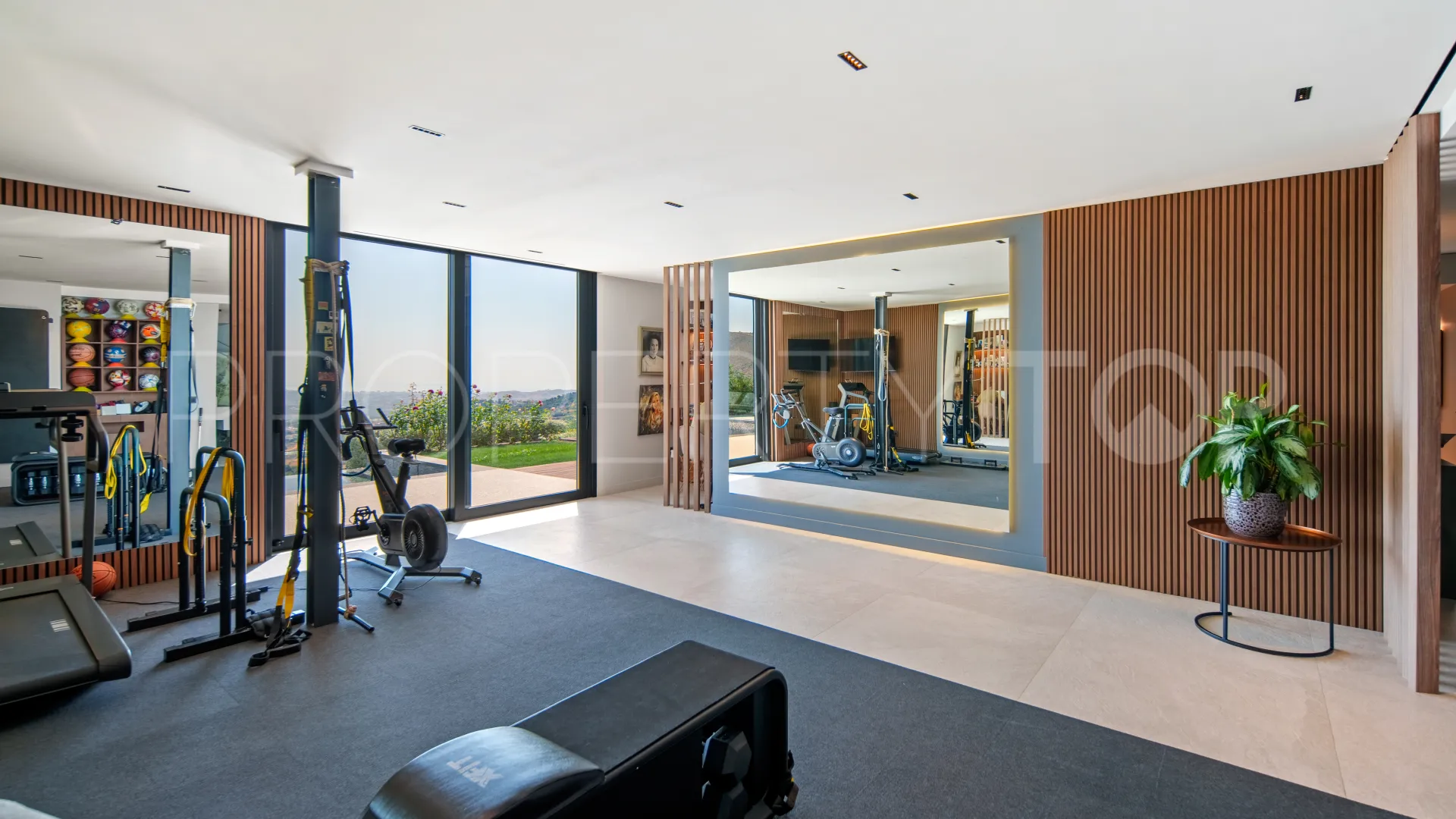 Villa for sale in Marbella East with 6 bedrooms