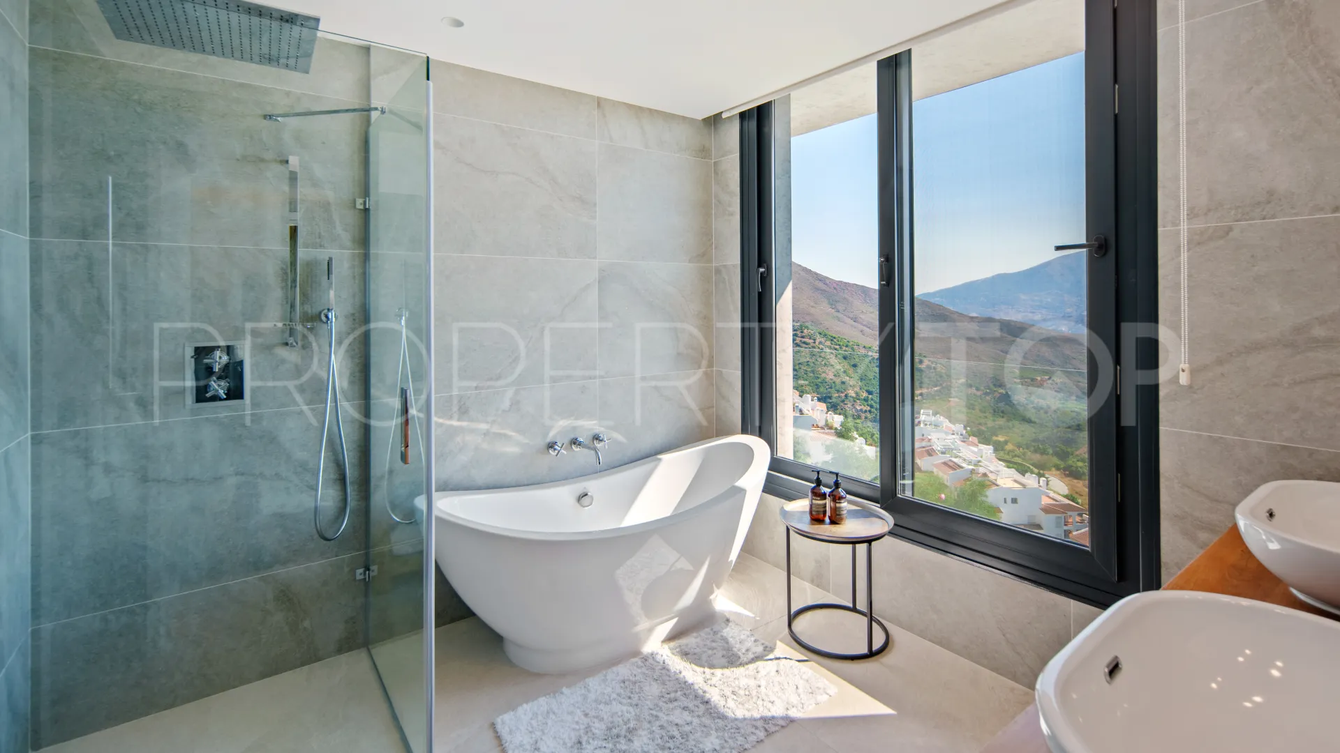 Villa for sale in Marbella East with 6 bedrooms