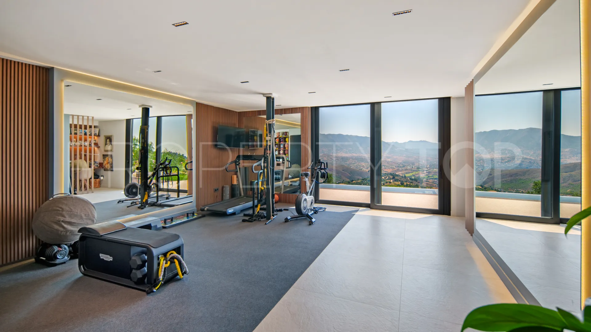 Villa for sale in Marbella East with 6 bedrooms