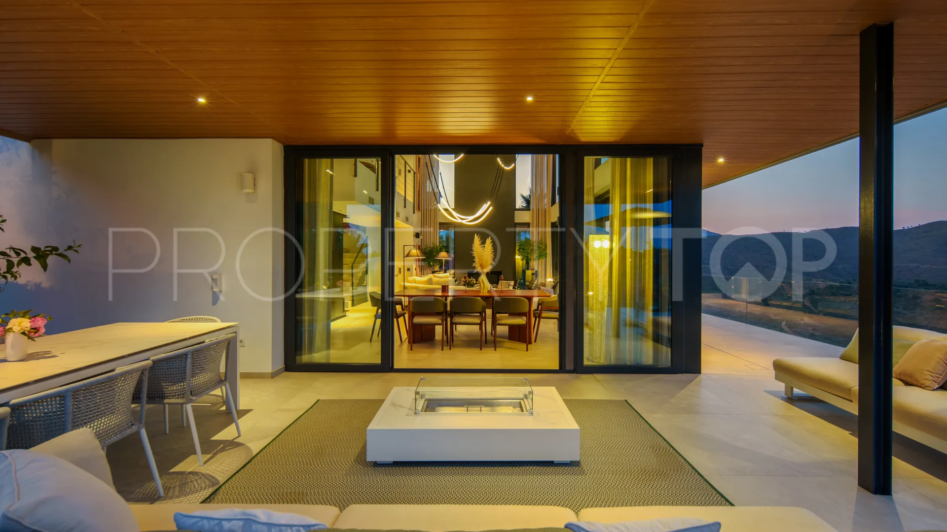 Villa for sale in Marbella East with 6 bedrooms