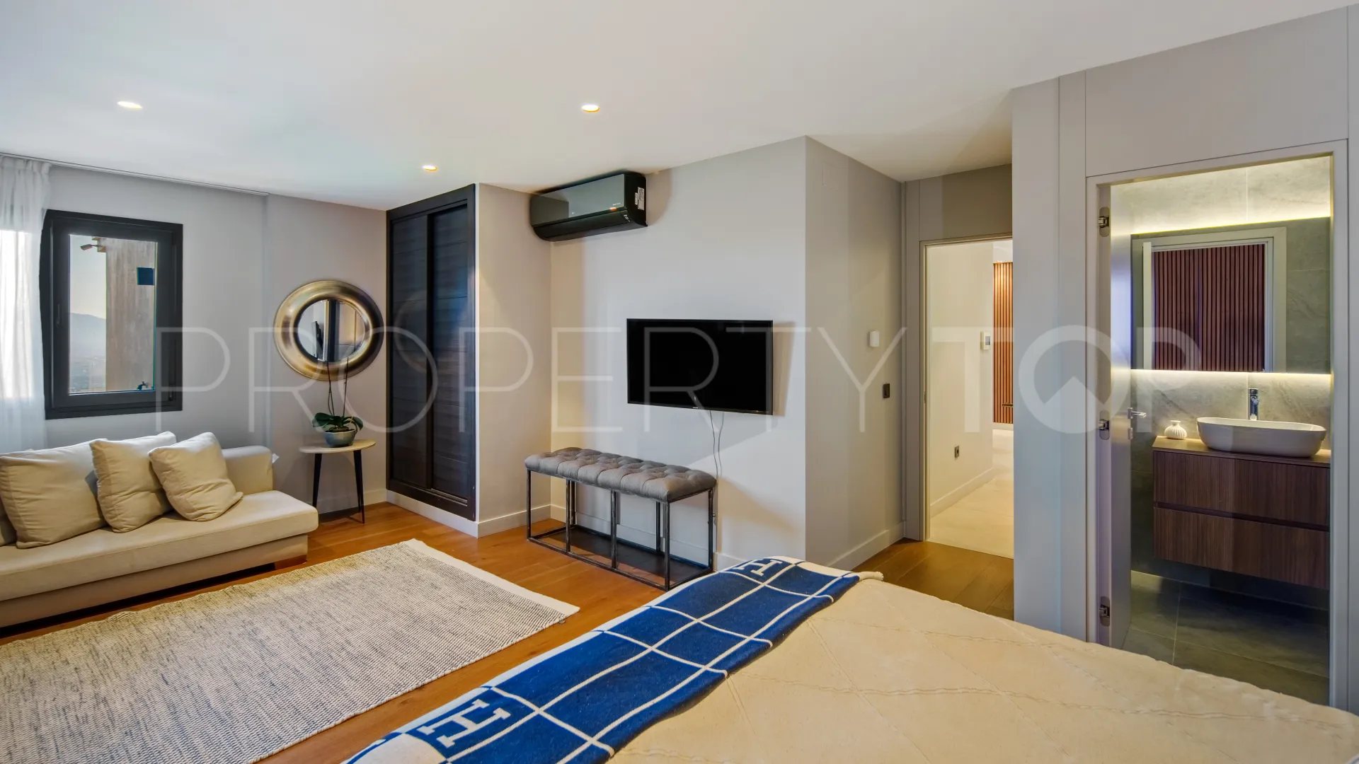 Villa for sale in Marbella East with 6 bedrooms