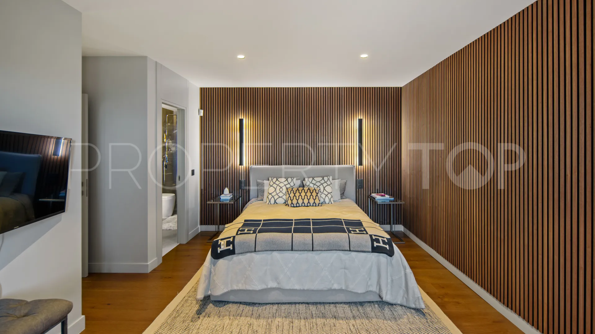 Villa for sale in Marbella East with 6 bedrooms