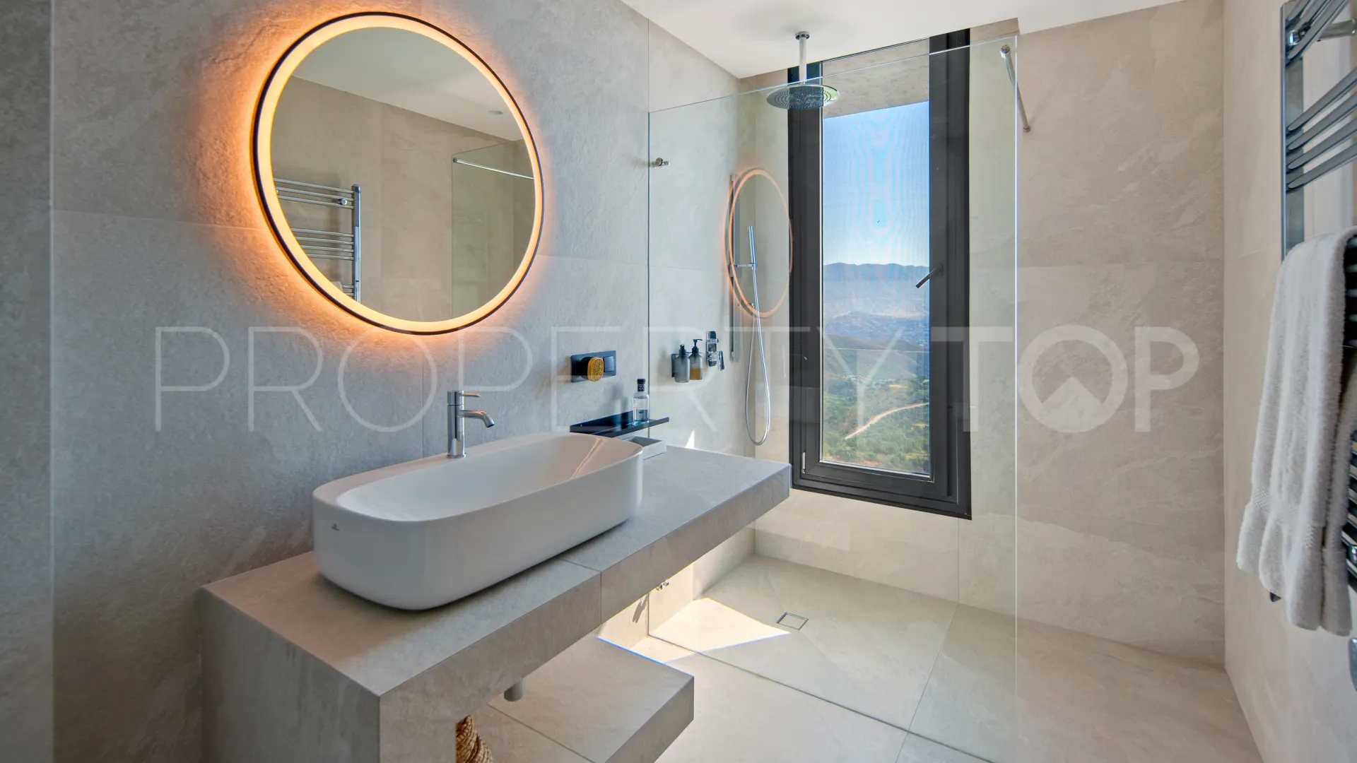 Villa for sale in Marbella East with 6 bedrooms
