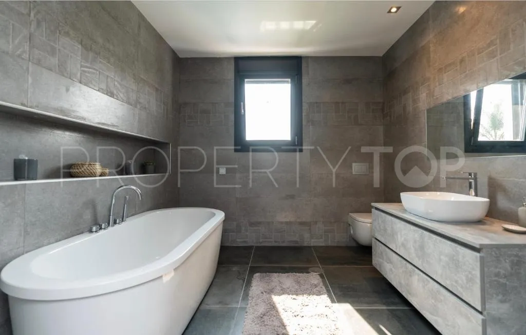 For sale villa in Nueva Andalucia