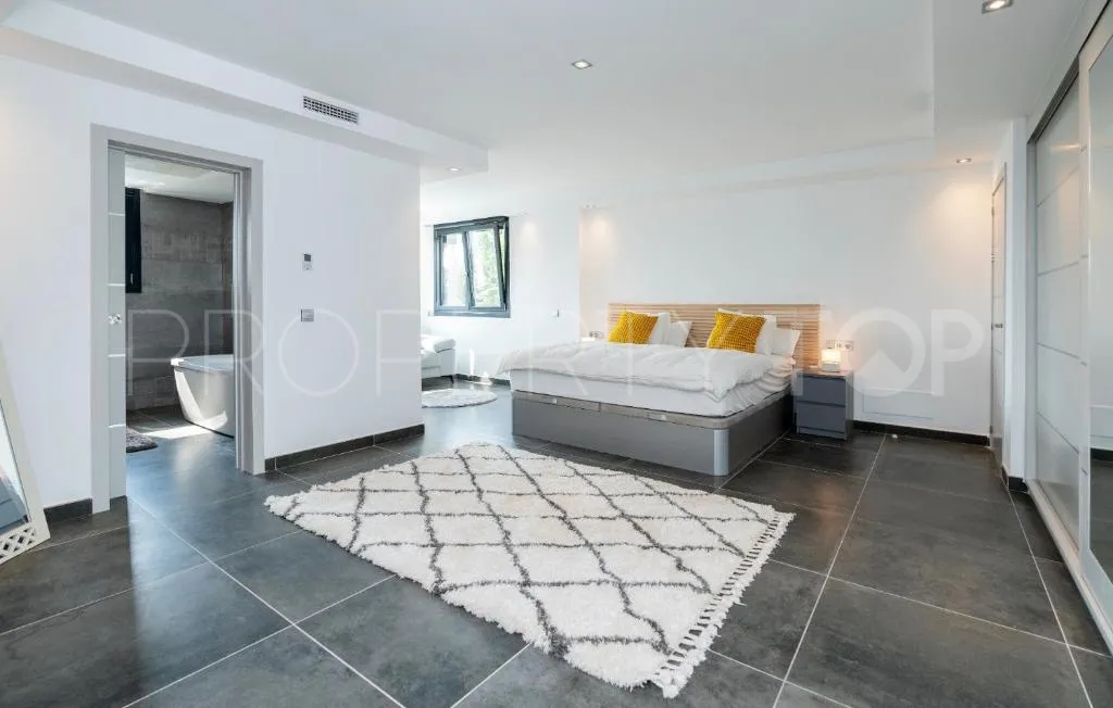 For sale villa in Nueva Andalucia