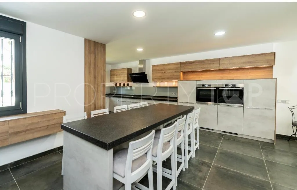 For sale villa in Nueva Andalucia