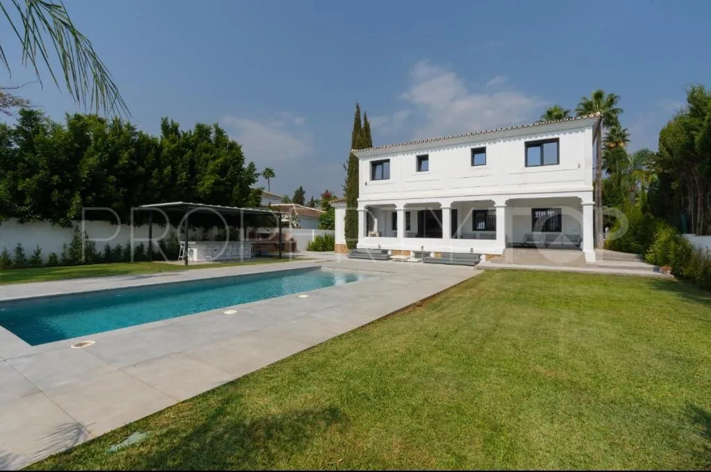 For sale villa in Nueva Andalucia