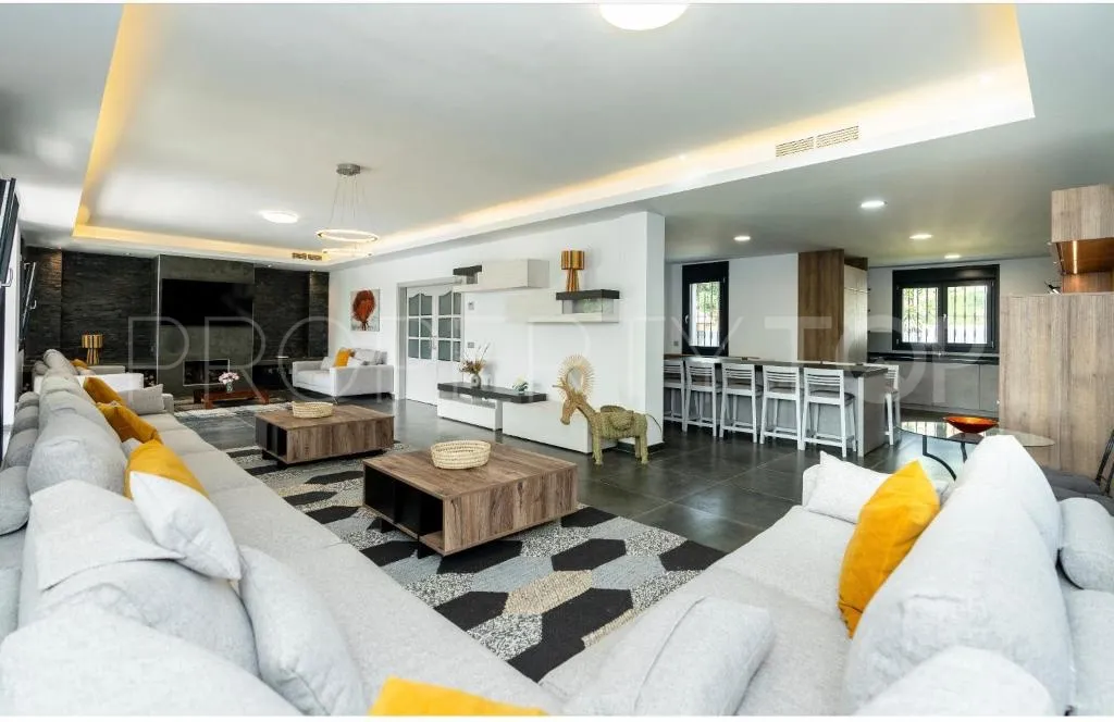For sale villa in Nueva Andalucia