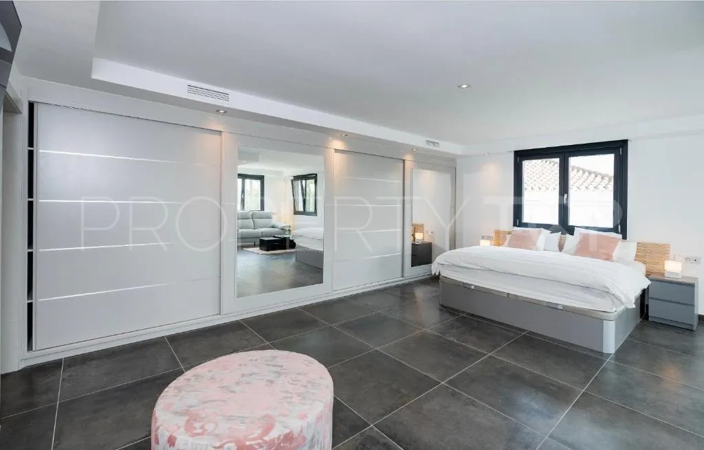 For sale villa in Nueva Andalucia