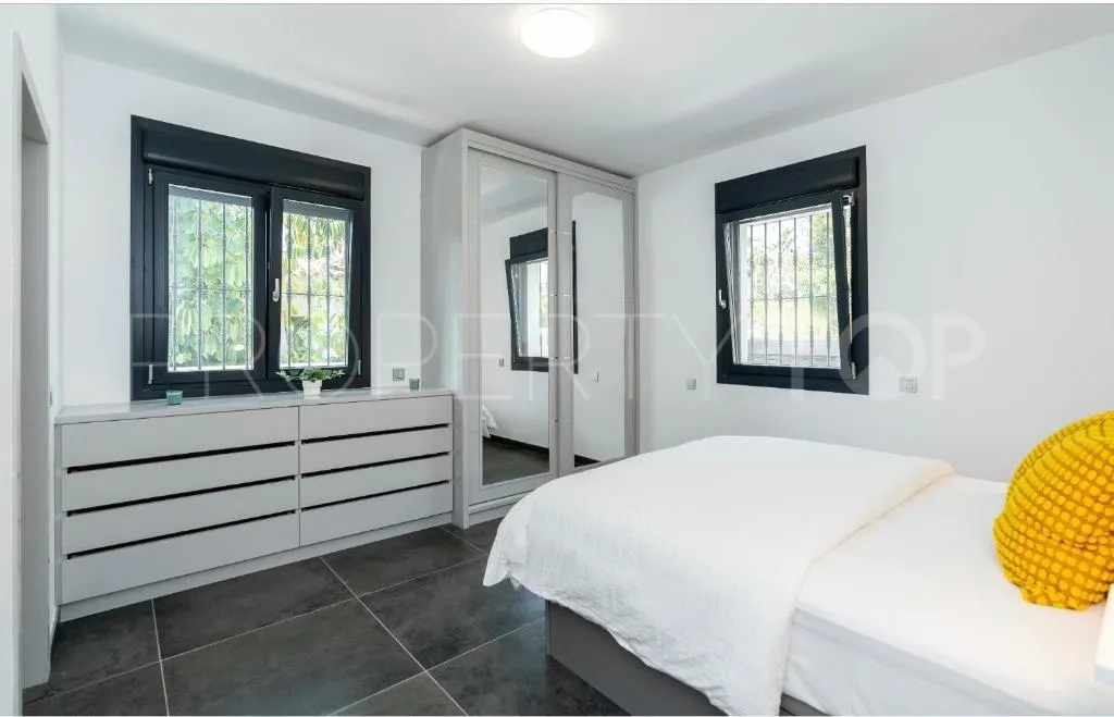 For sale villa in Nueva Andalucia