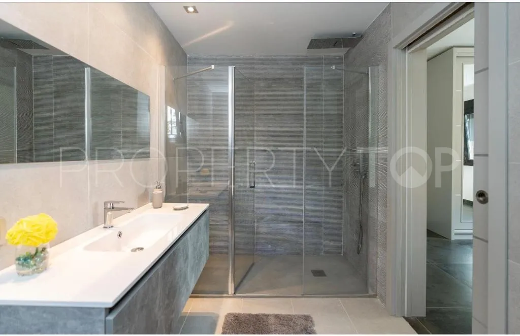 For sale villa in Nueva Andalucia