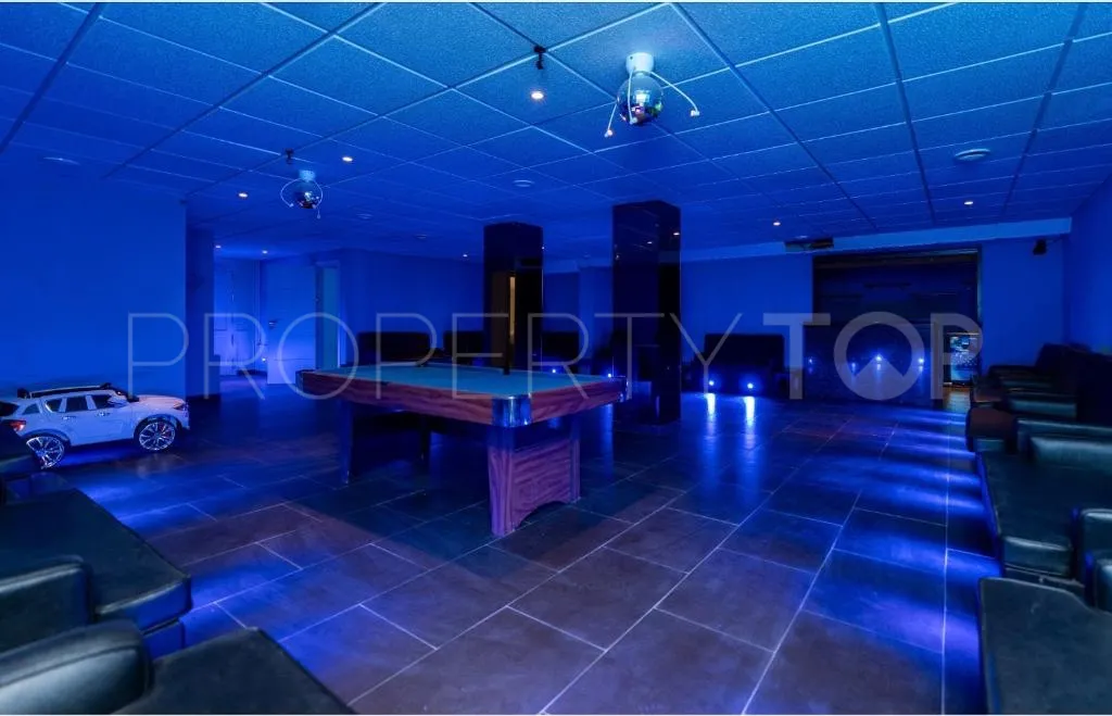 For sale villa in Nueva Andalucia