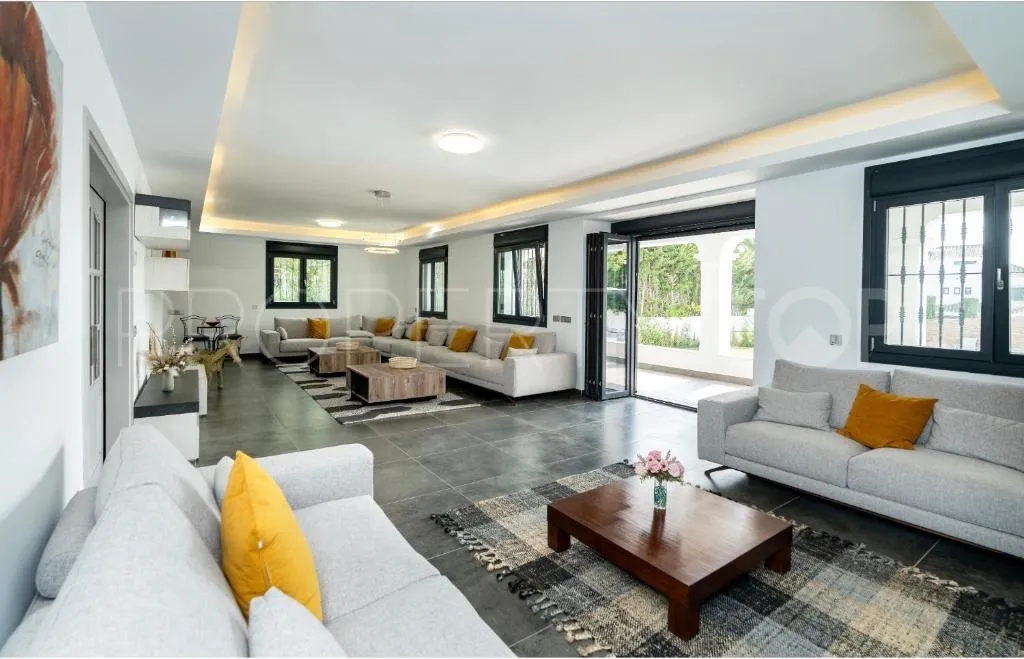 For sale villa in Nueva Andalucia