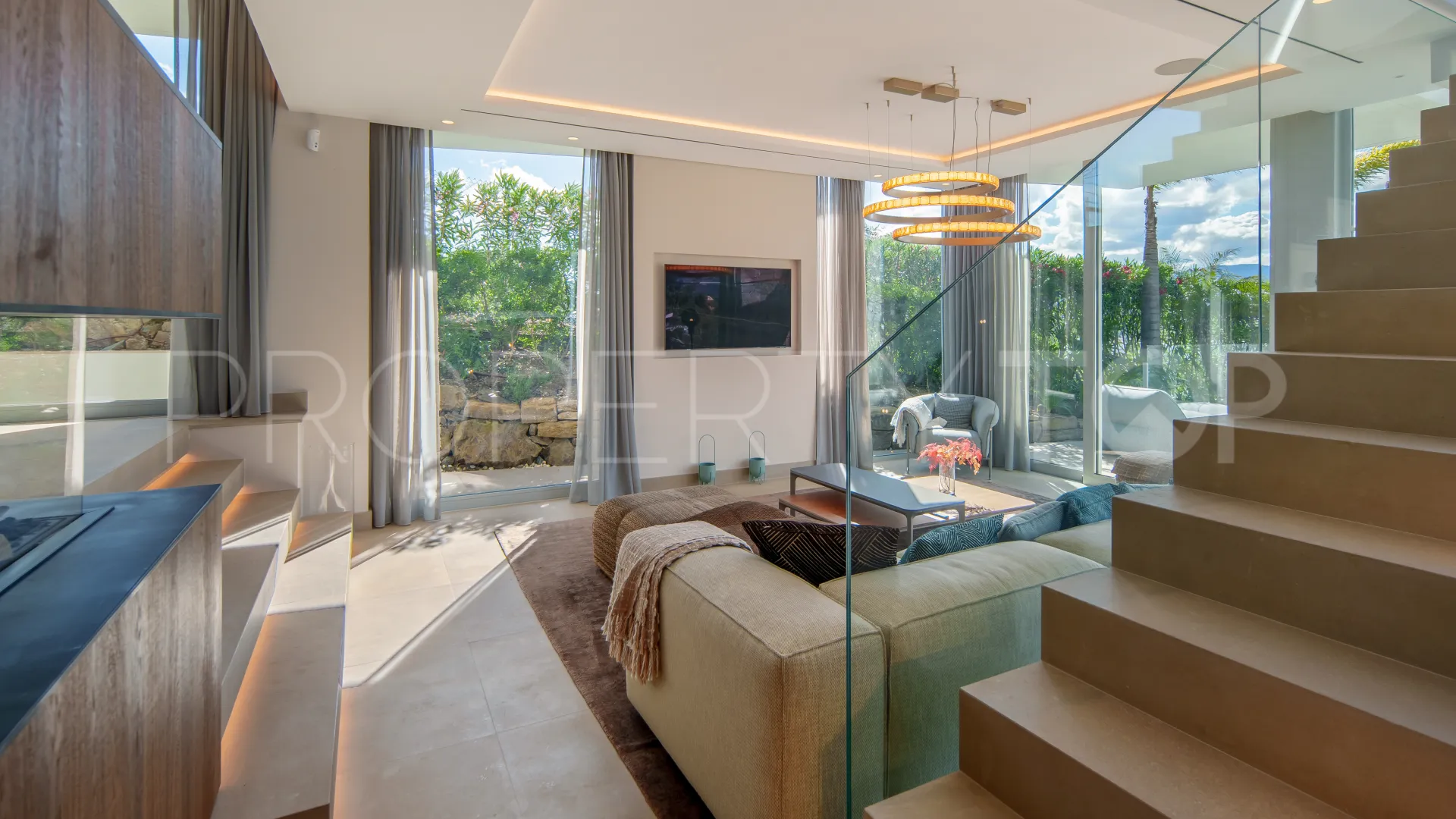 For sale Nueva Andalucia villa with 4 bedrooms