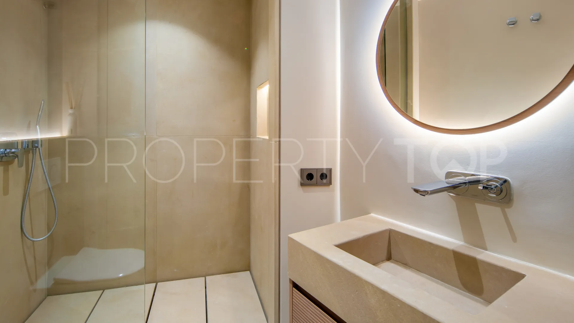 For sale Nueva Andalucia villa with 4 bedrooms