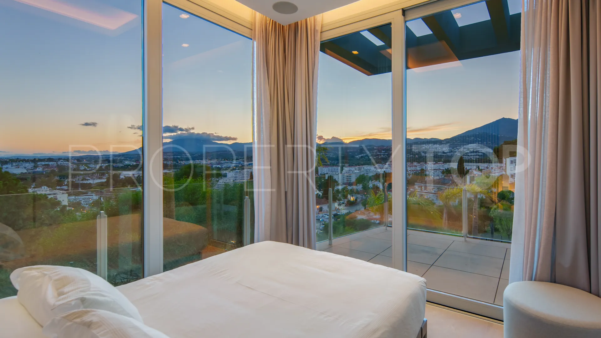 For sale Nueva Andalucia villa with 4 bedrooms