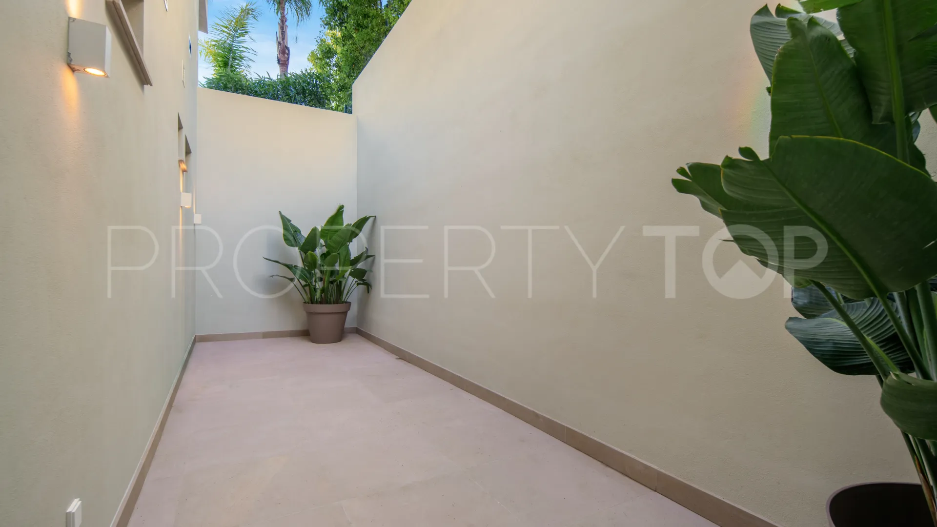 For sale Nueva Andalucia villa with 4 bedrooms