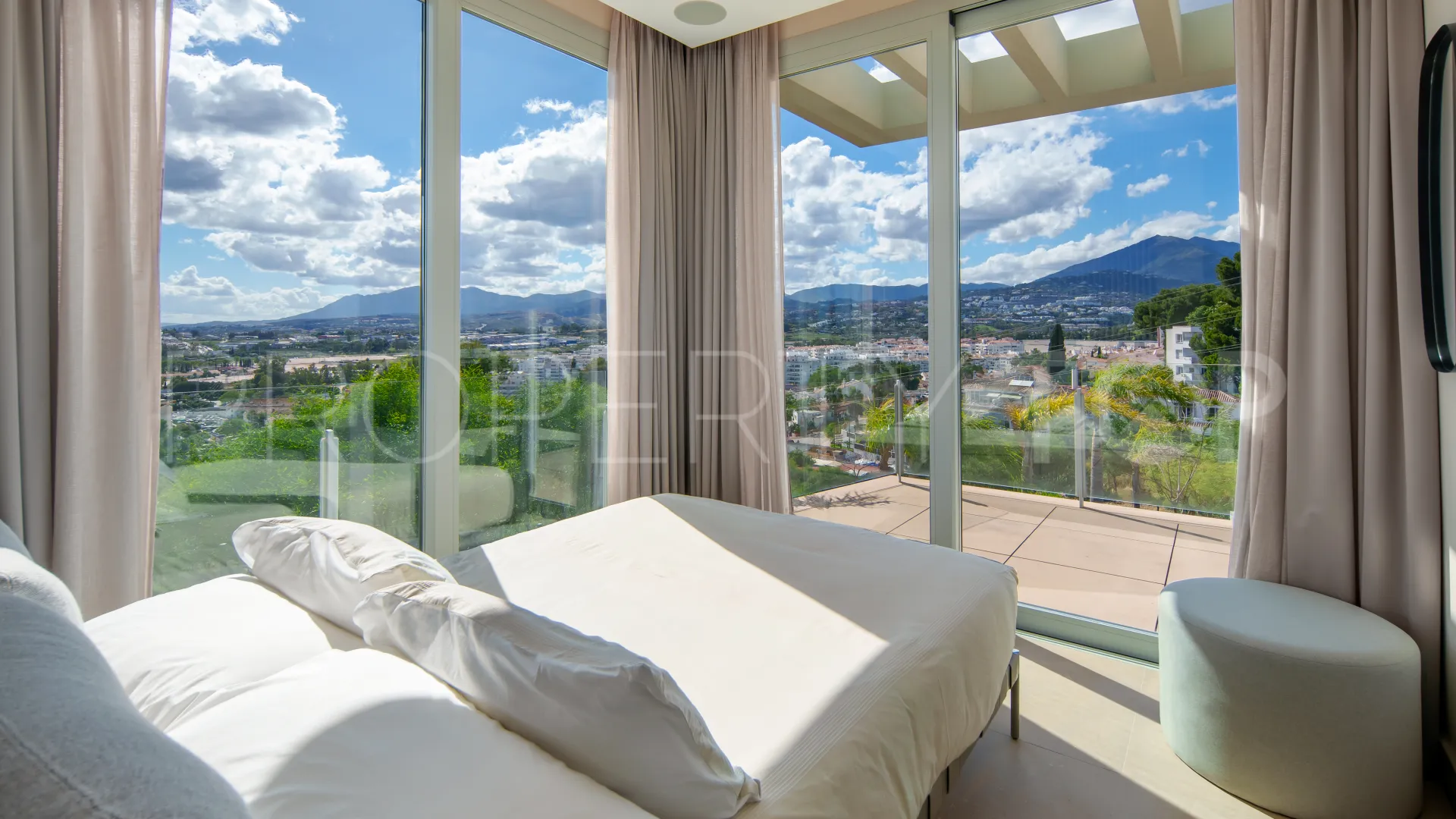 For sale Nueva Andalucia villa with 4 bedrooms