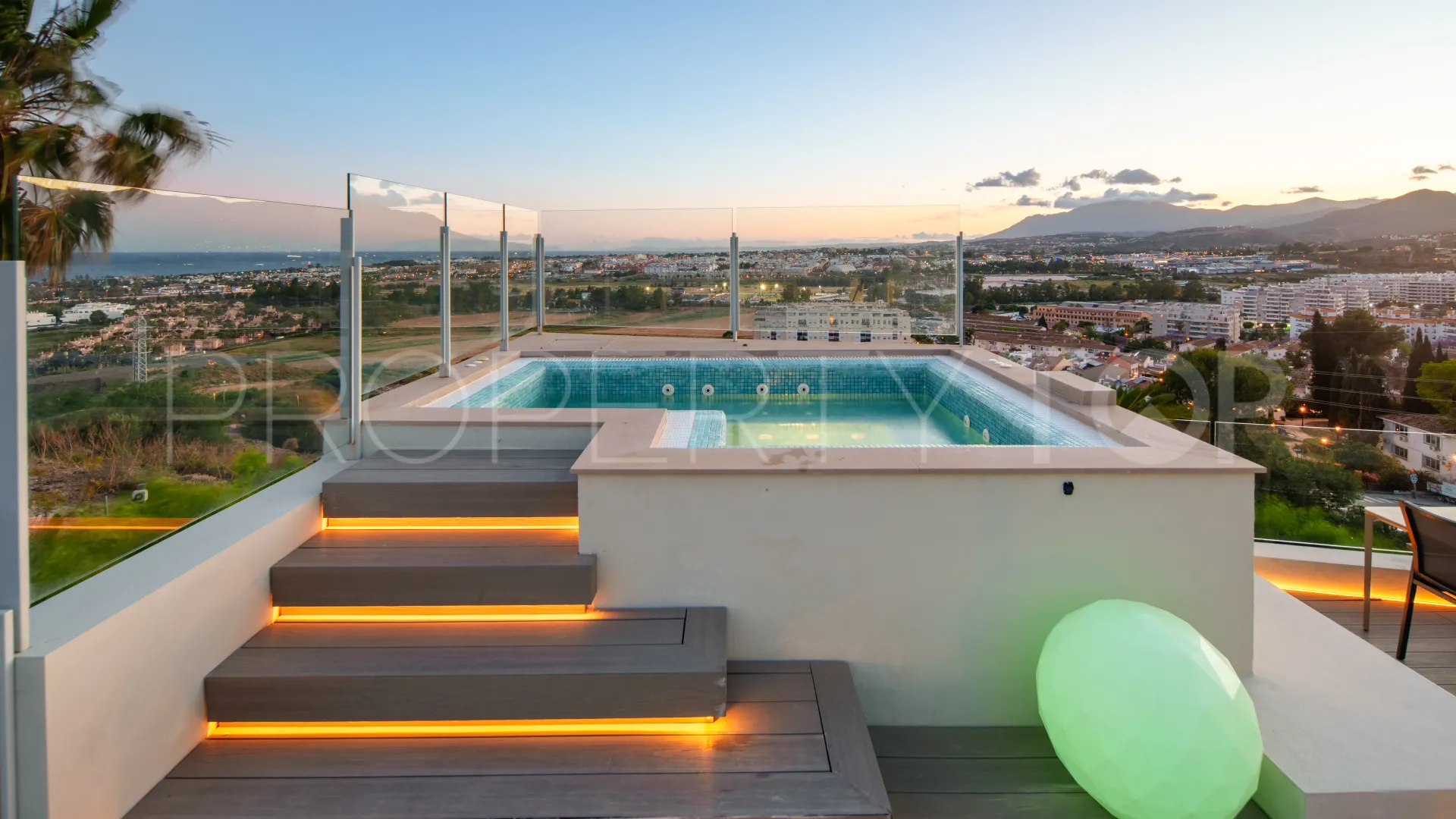 For sale Nueva Andalucia villa with 4 bedrooms
