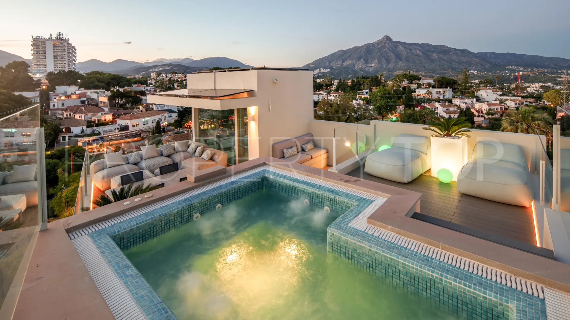 For sale Nueva Andalucia villa with 4 bedrooms