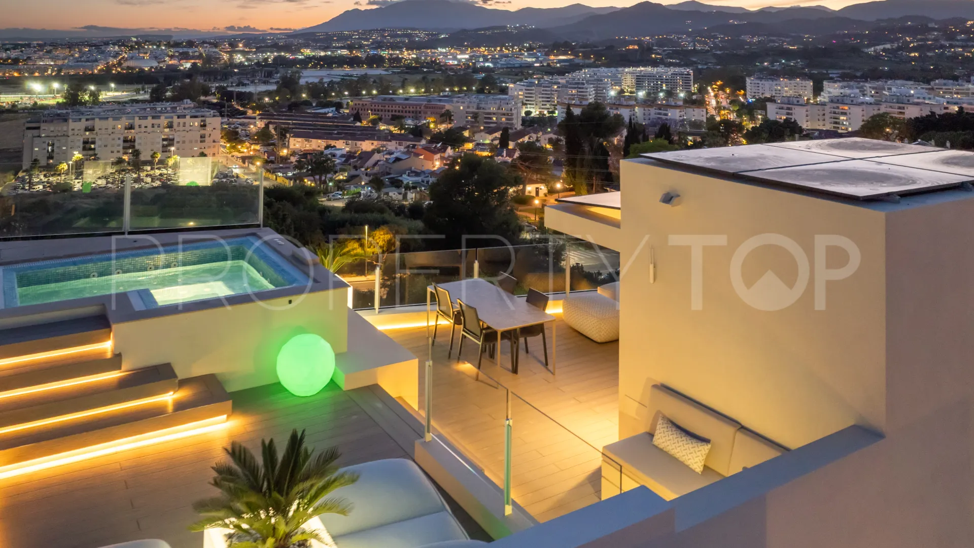 For sale Nueva Andalucia villa with 4 bedrooms