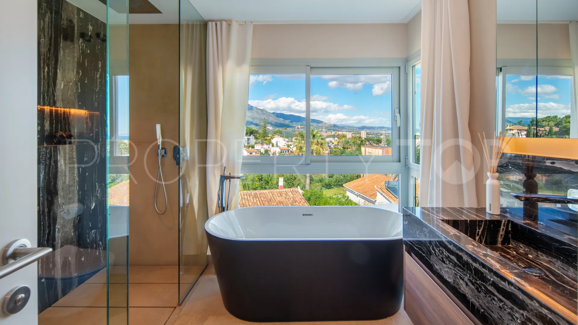 For sale Nueva Andalucia villa with 4 bedrooms