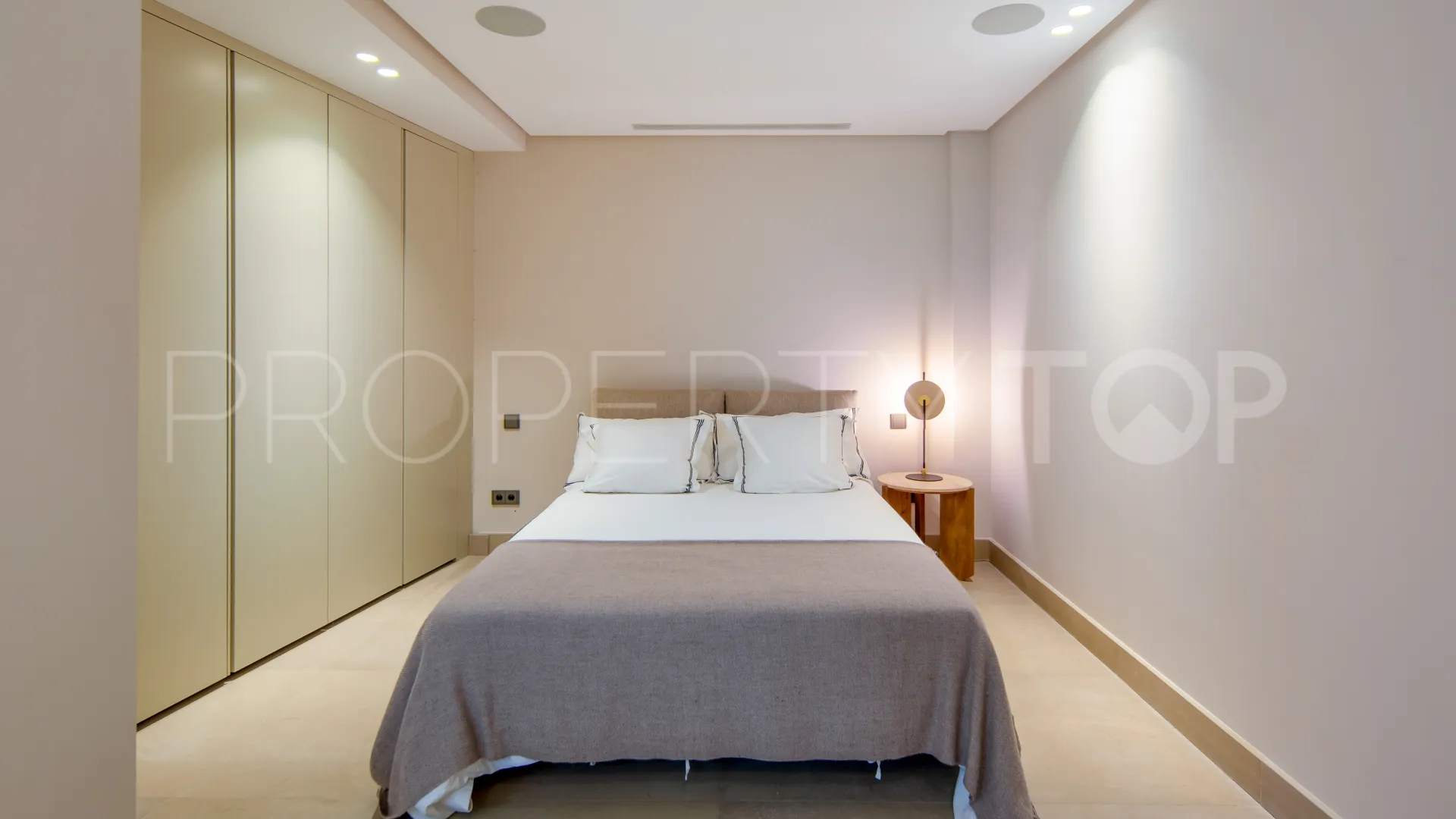 For sale Nueva Andalucia villa with 4 bedrooms