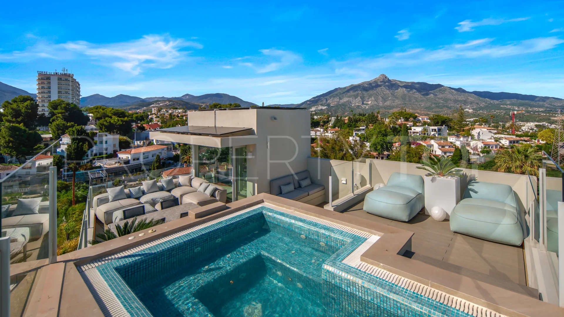 For sale Nueva Andalucia villa with 4 bedrooms