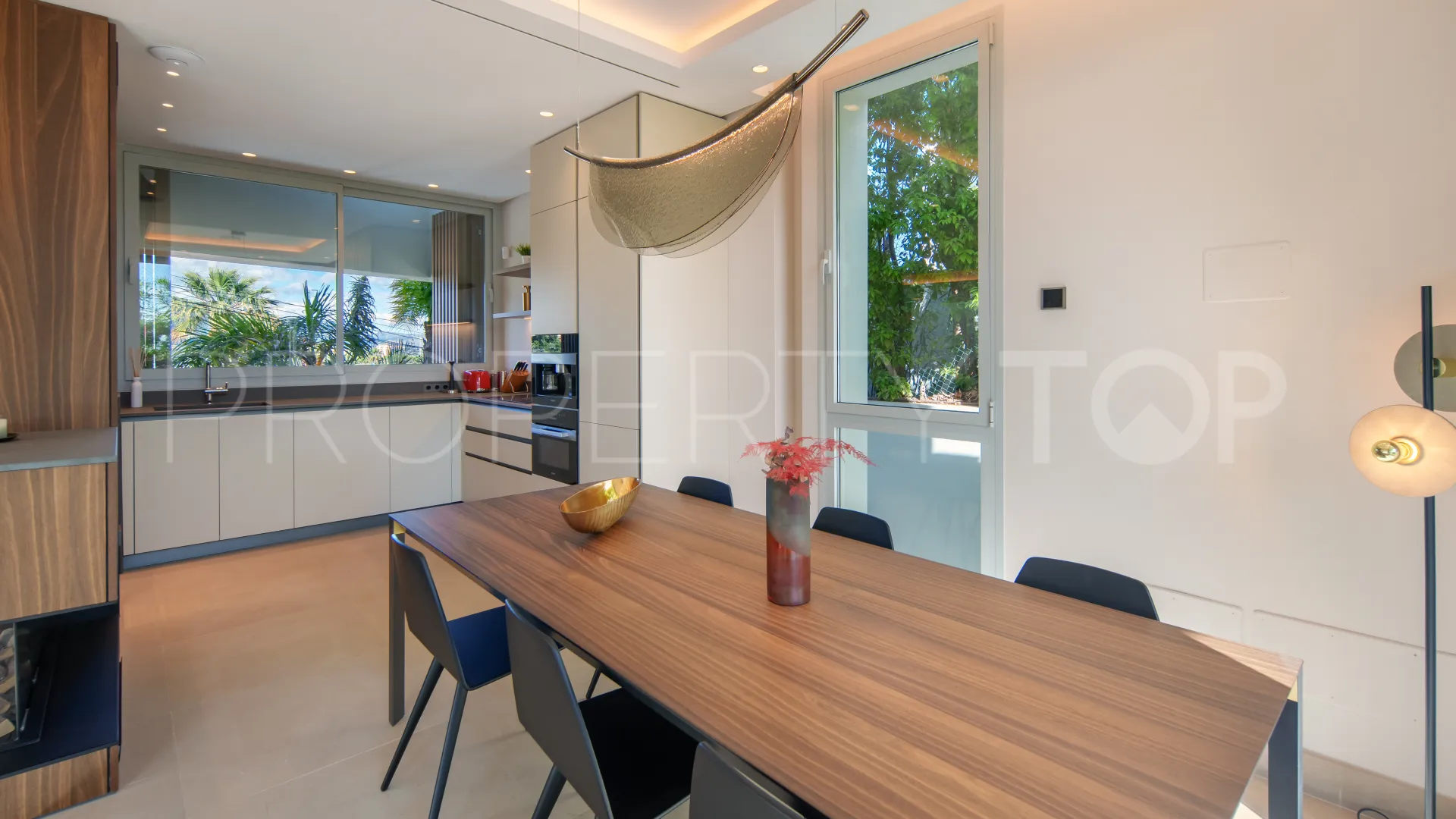 For sale Nueva Andalucia villa with 4 bedrooms