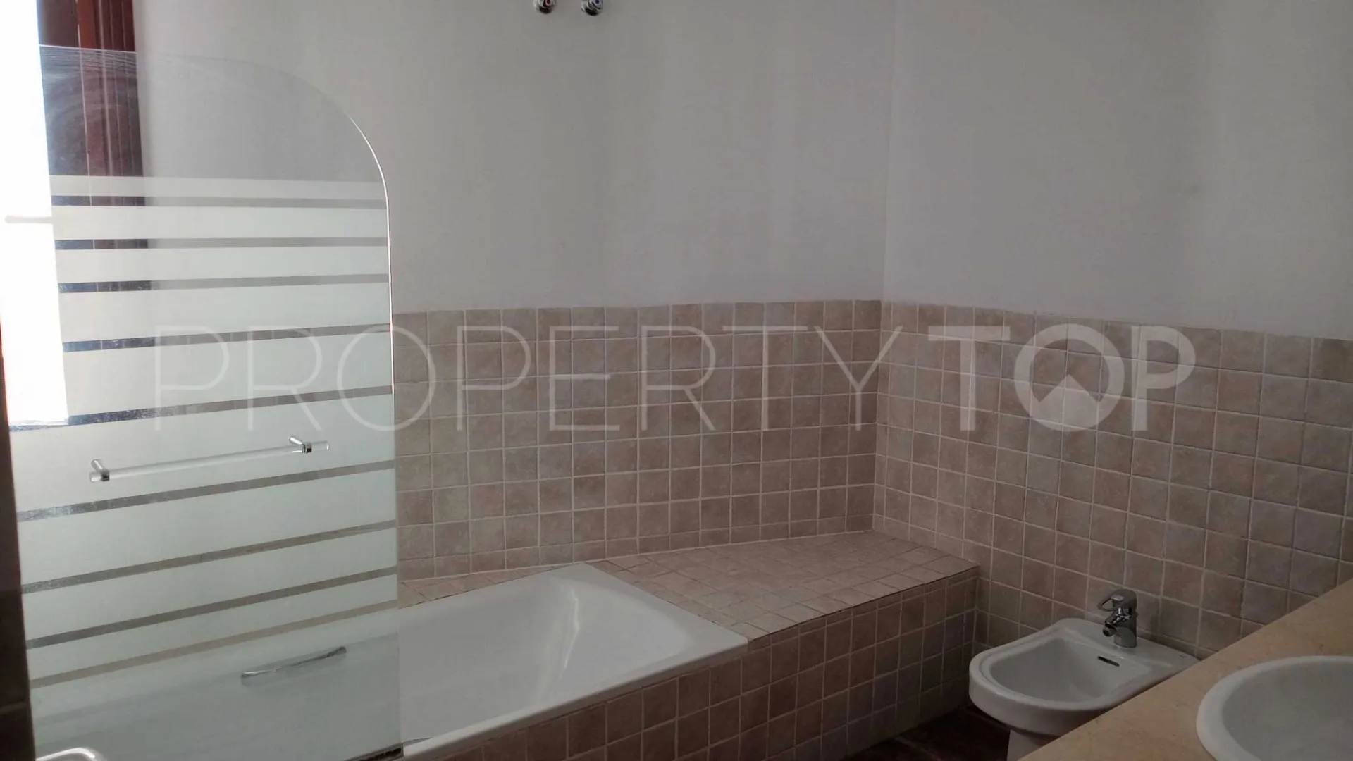 Pareado de 3 dormitorios a la venta en Estepona
