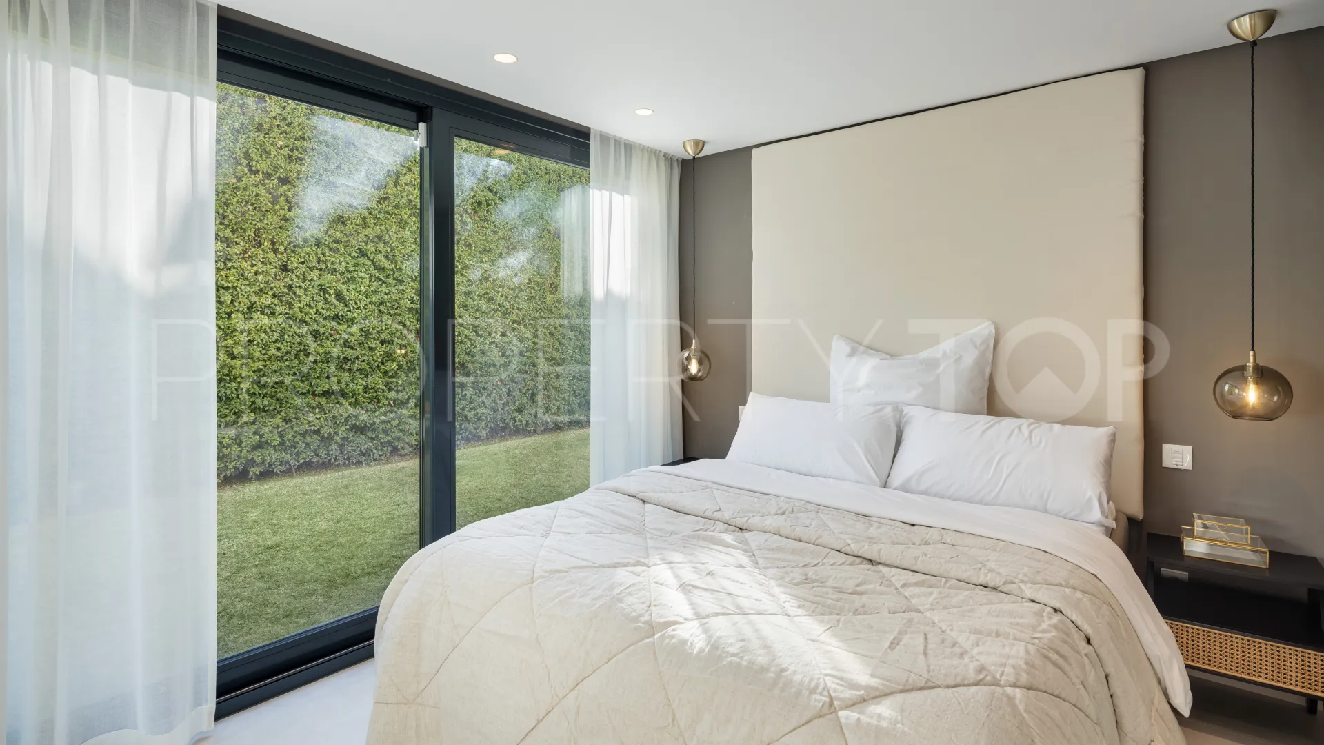 Se vende villa en Nueva Andalucia de 6 dormitorios