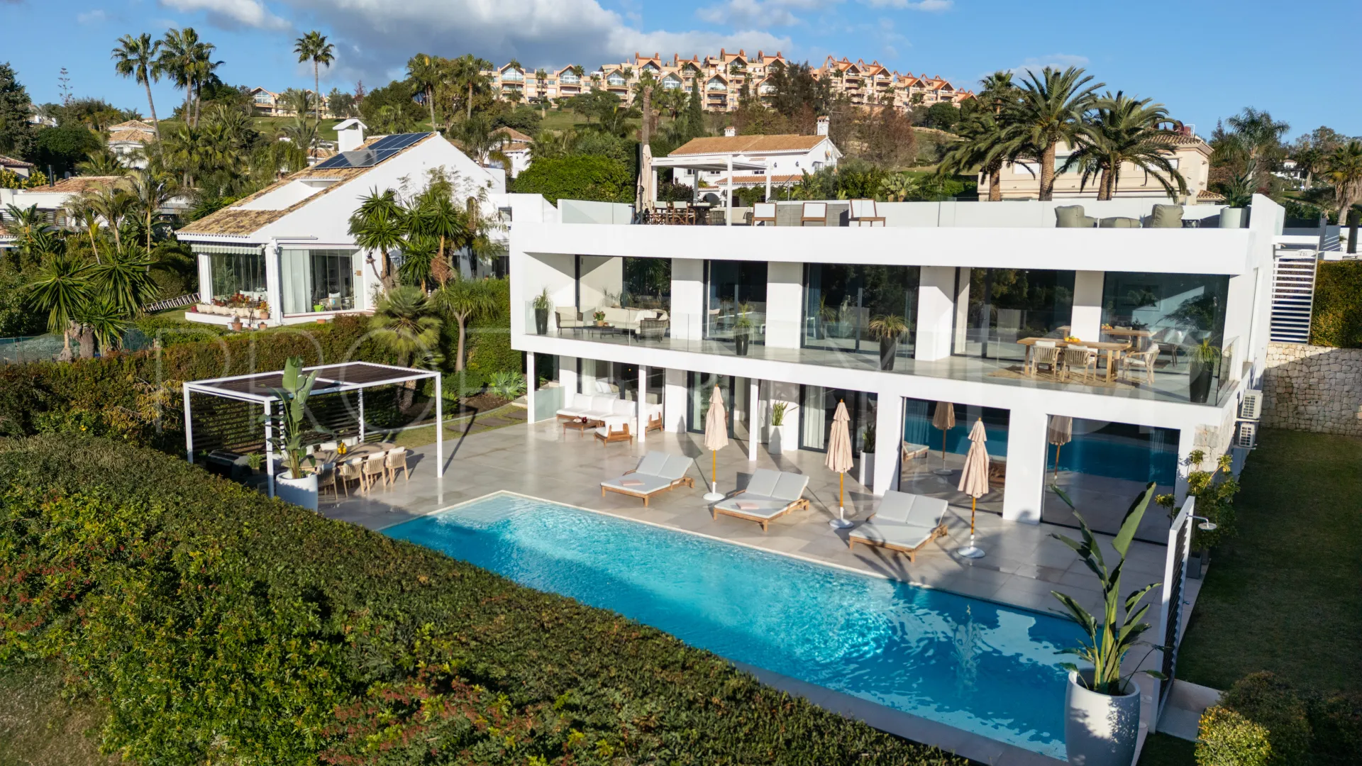 Se vende villa en Nueva Andalucia de 6 dormitorios