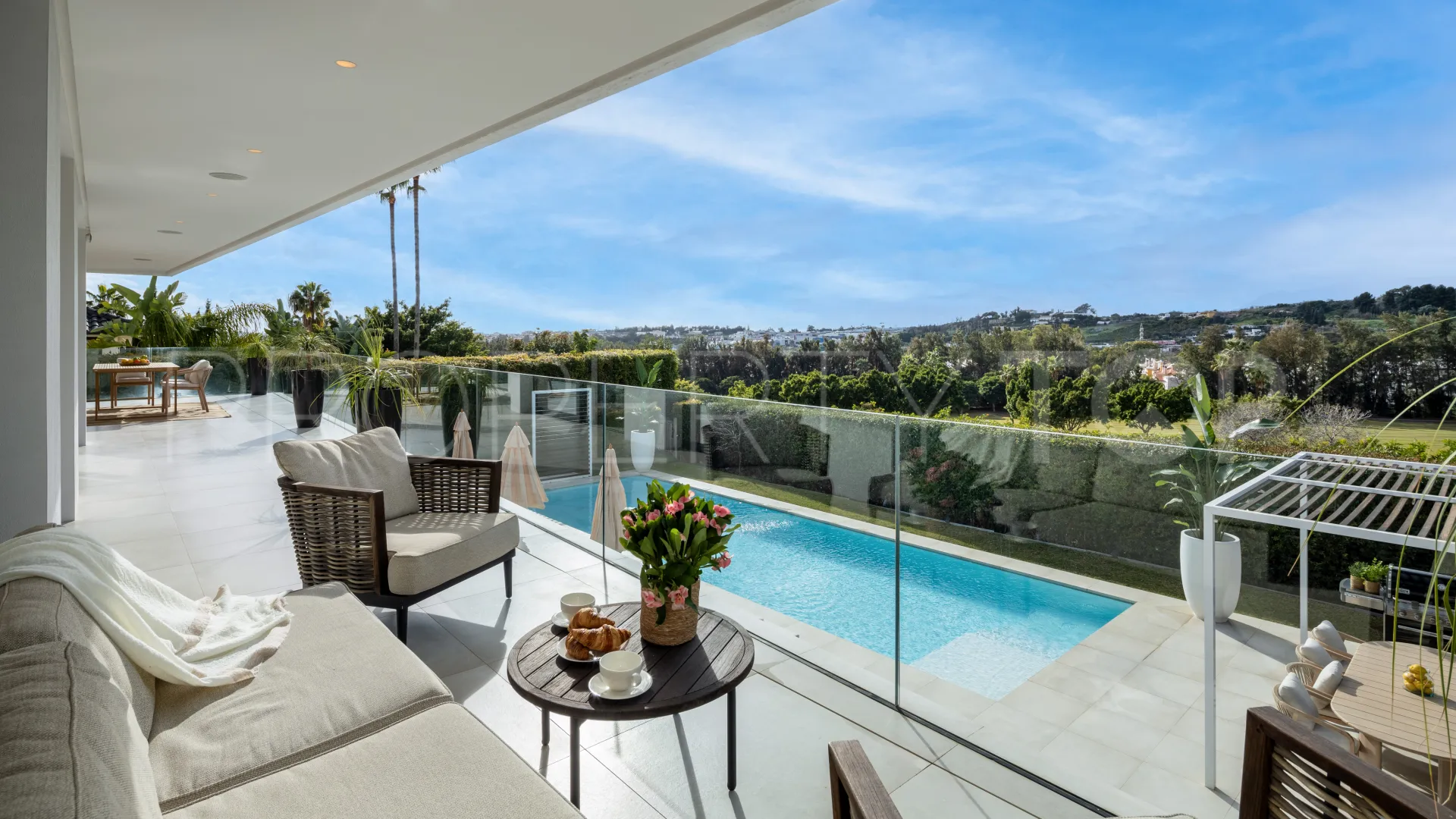Se vende villa en Nueva Andalucia de 6 dormitorios