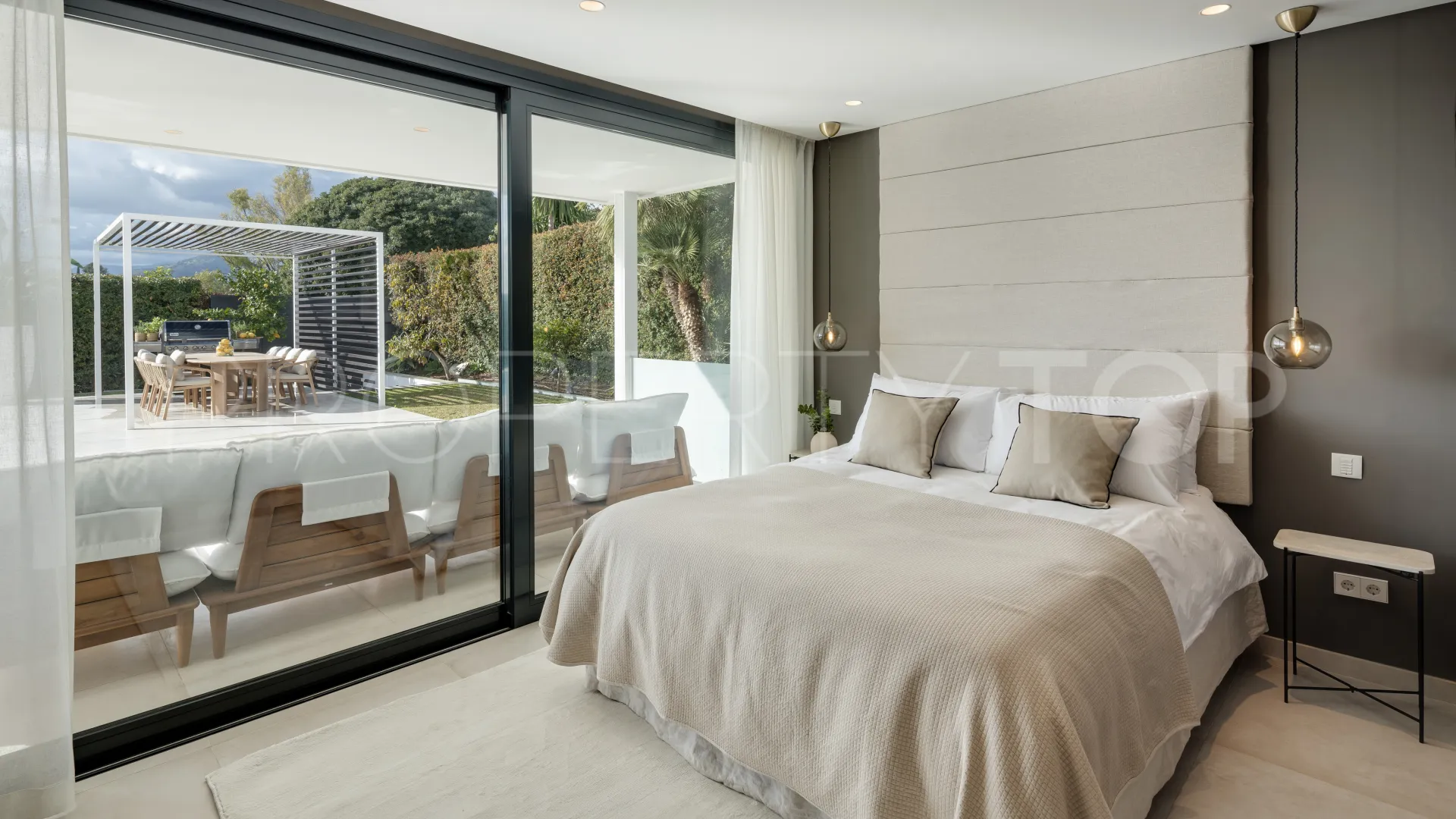 Se vende villa en Nueva Andalucia de 6 dormitorios