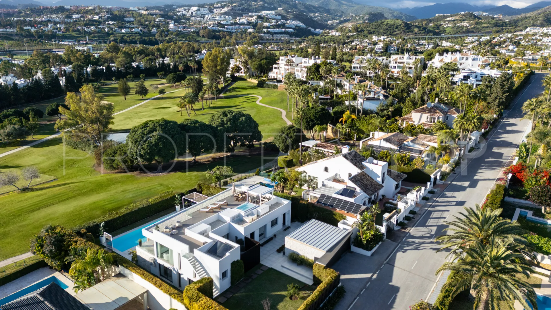 Se vende villa en Nueva Andalucia de 6 dormitorios